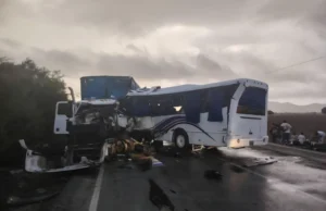 9 muertos en choque de bus contra gandola en Anzoátegui