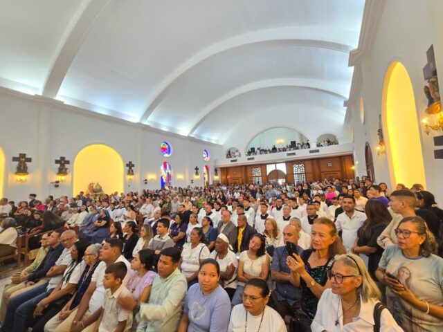 Feligreses-en-oracion