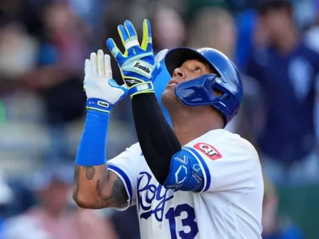 Salvador-Perez15