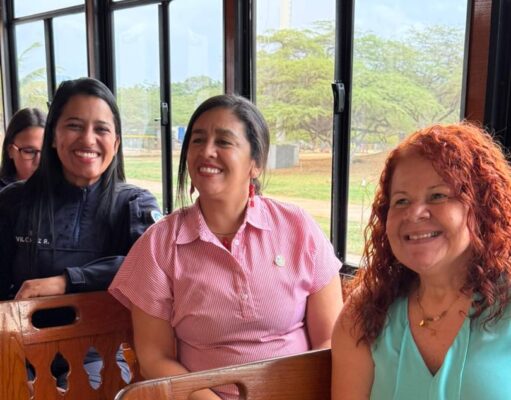 Un paseo a la Viceministra de Protección Social de las Mujeres por la Ruta Patrimonial del Tranvía