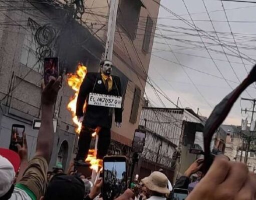 La gente quema a Judas como venganza por su traición