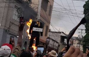 La gente quema a Judas como venganza por su traición